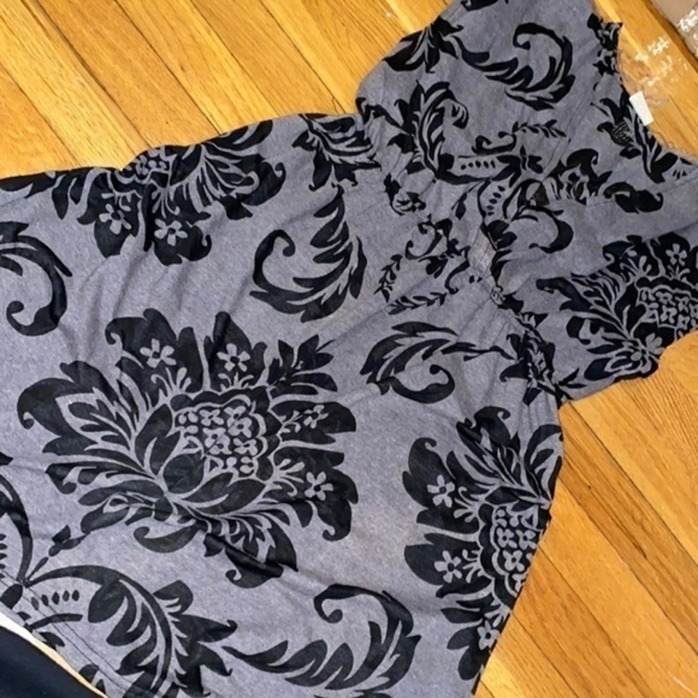 Damask print light weight yoga tunic EUC.